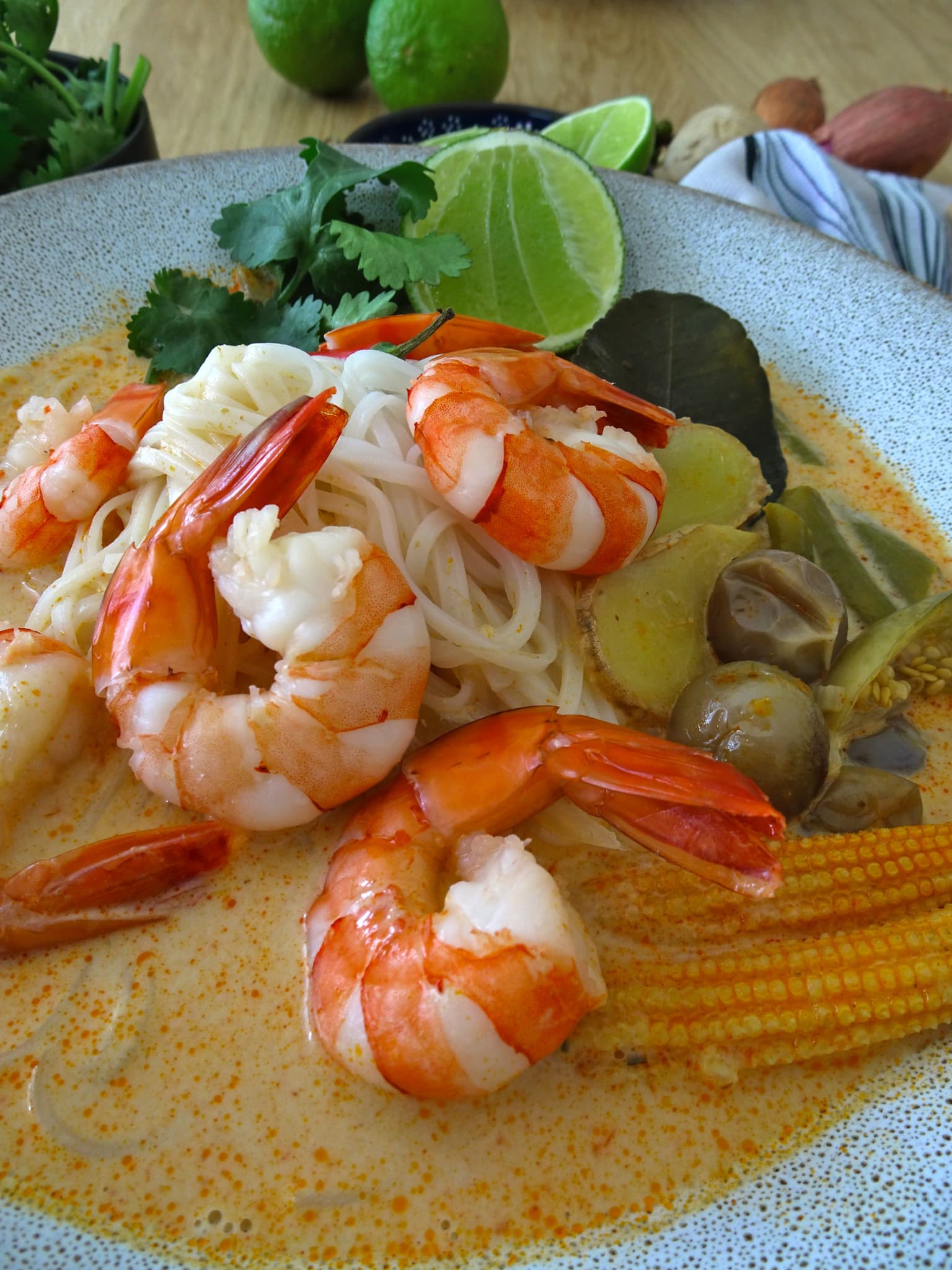 Soupe thaï aux crevettes et curry rouge - Préparation