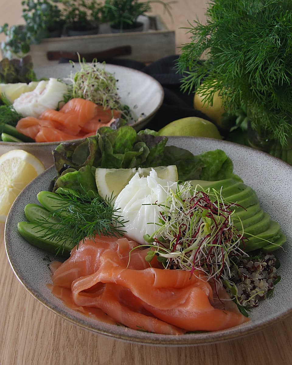 Salade quinoa saumon avocat et oeuf poché