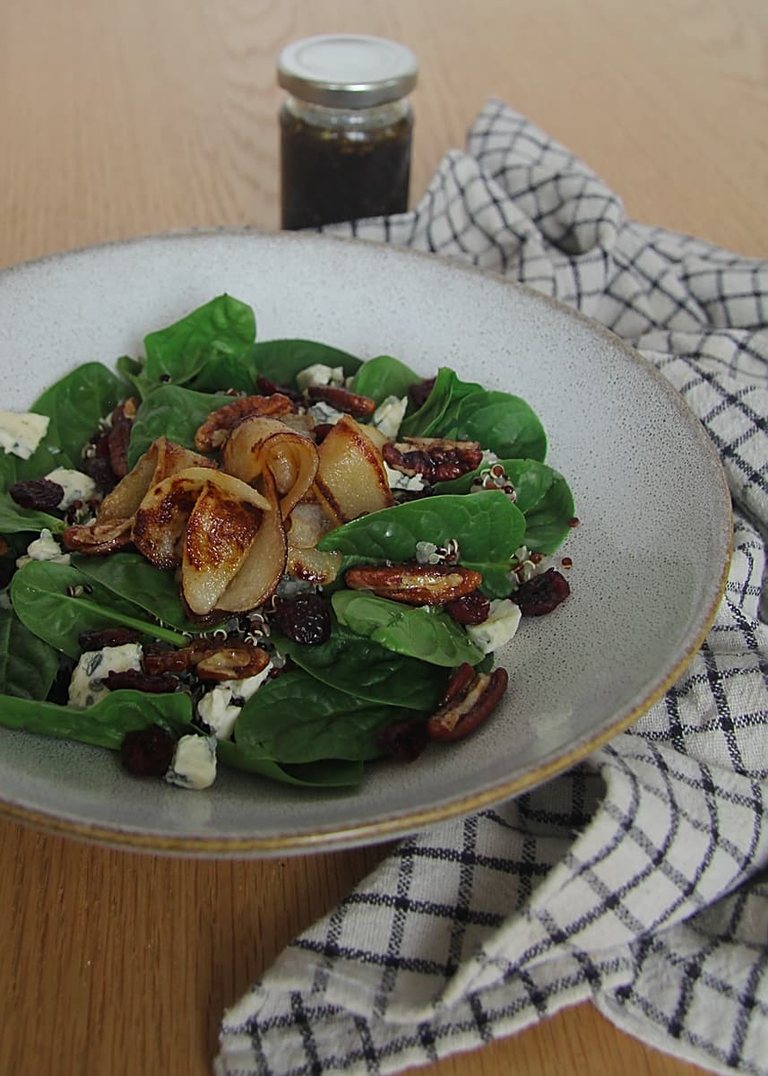 Salade quinoa, poires rôties et roquefort