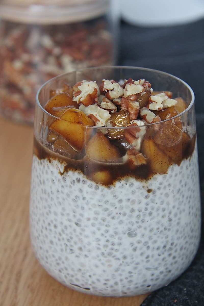 Chia pudding et pommes caramélisées